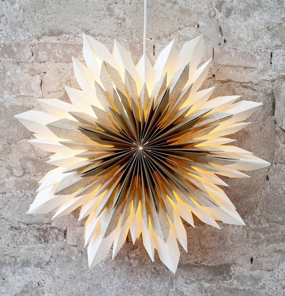 Adventsstjärna Vintage Creme från Chic Antique mot tegelvägg