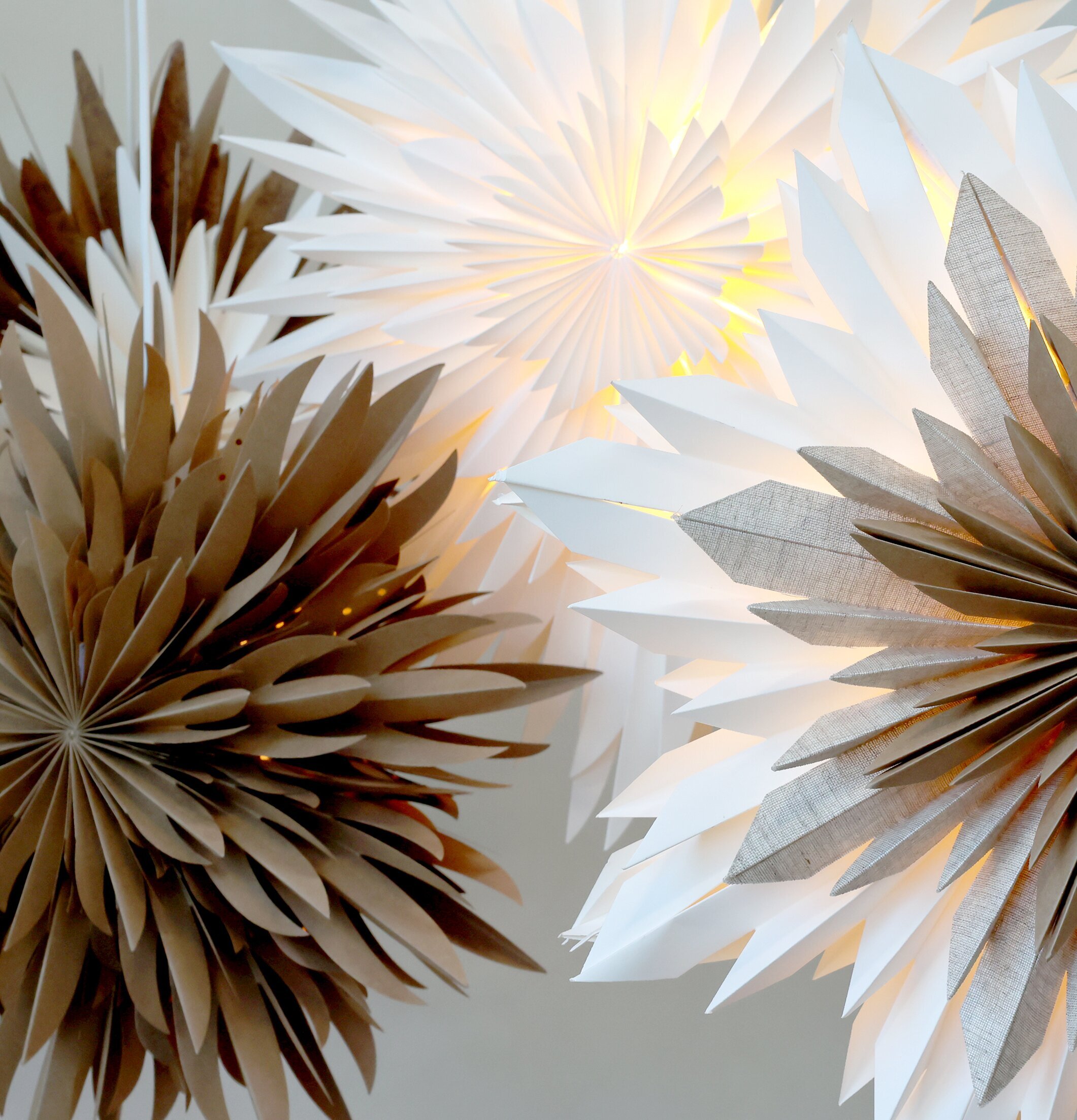 Adventsstjärna Vintage Creme från Chic Antique i fönster