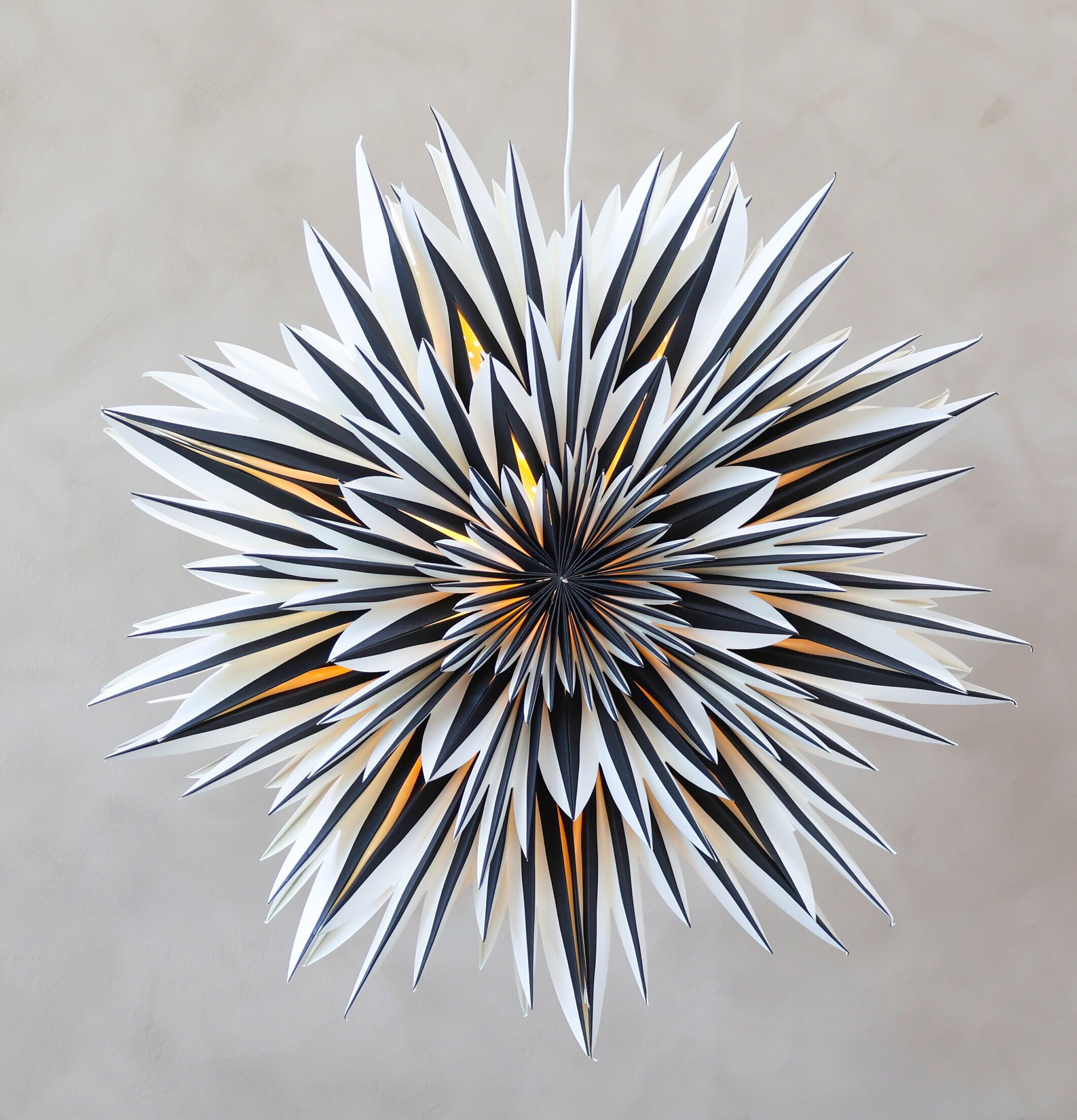 Adventsstjärna Vintage Svart från Chic Antique i fönster