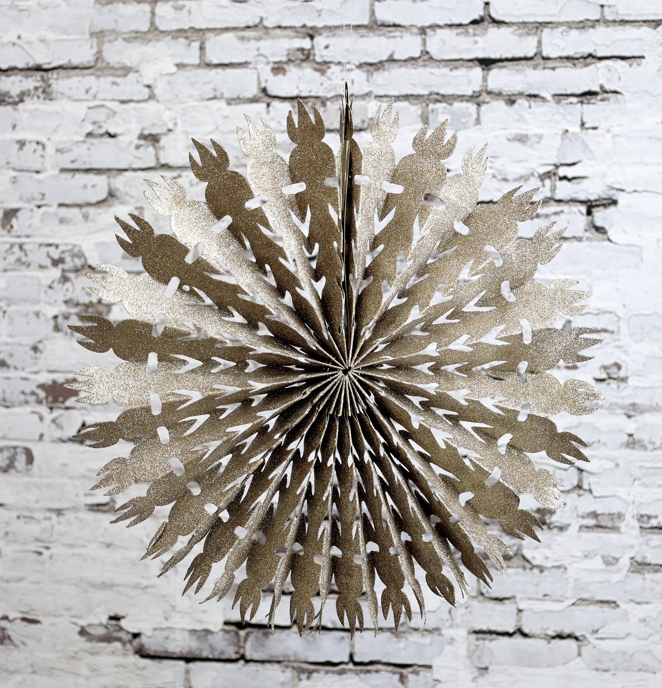 Chic Antique Stjärna Vintage Champagne Ø39cm mot tegelvägg