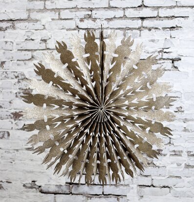 Chic Antique Stjärna Vintage Champagne Ø39cm mot tegelvägg