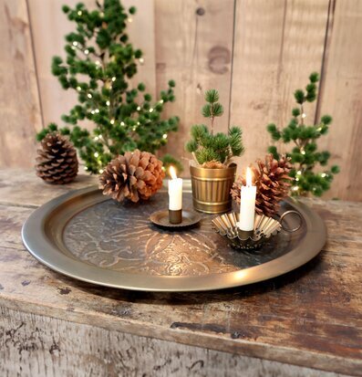 Dekorationsfat Antik Mässing från Chic Antique med ljus