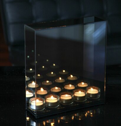 Endless 5 Light Smokey Grey från Endless Light på svart yta