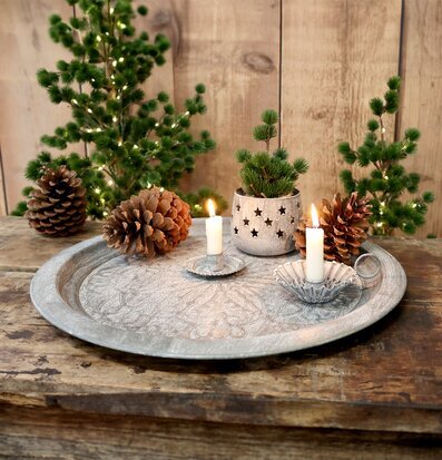 Dekorationsfat Antik Zink från Chic Antique med ljus och kottar