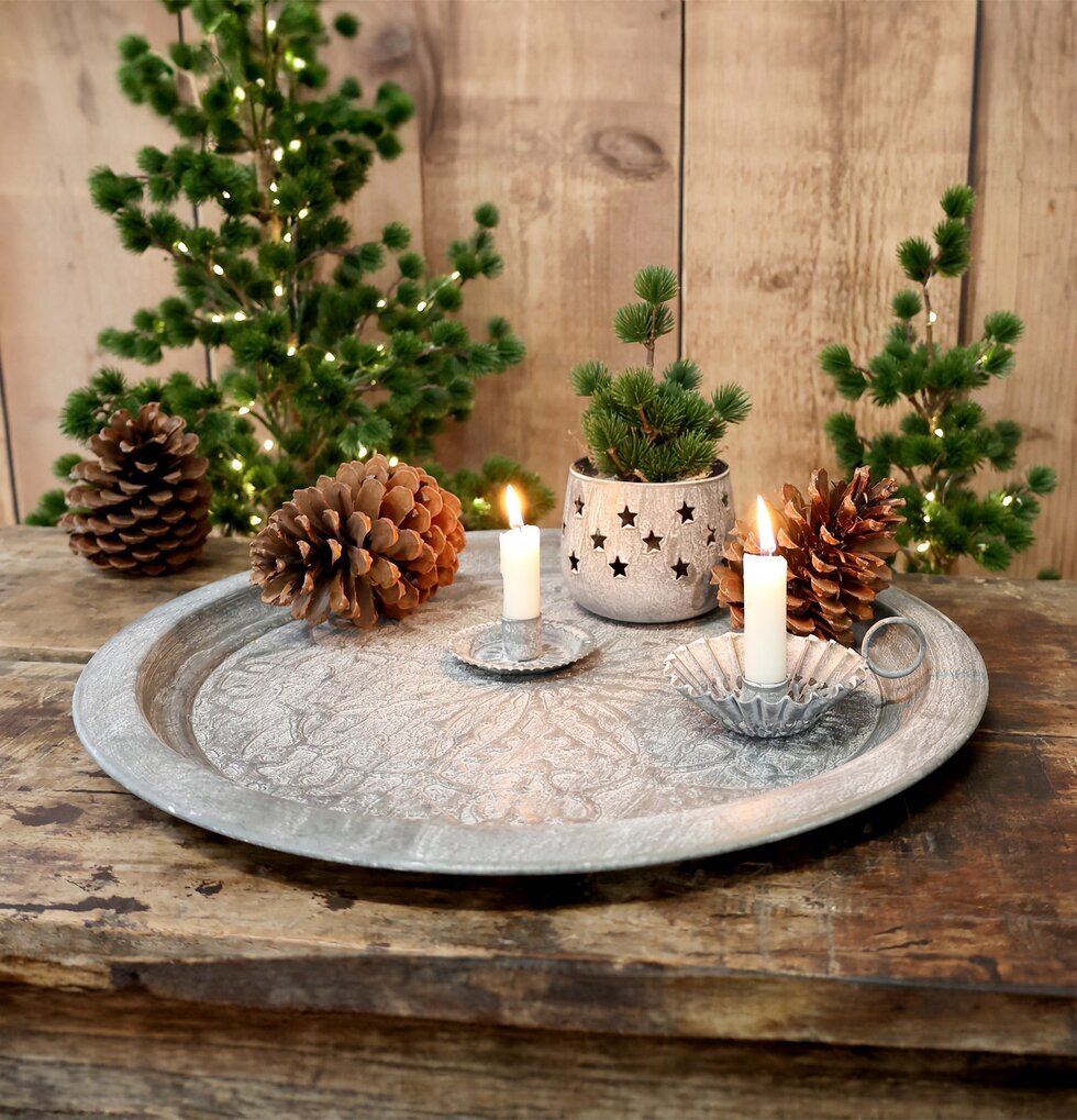 Dekorationsfat Antik Zink från Chic Antique med ljus och kottar