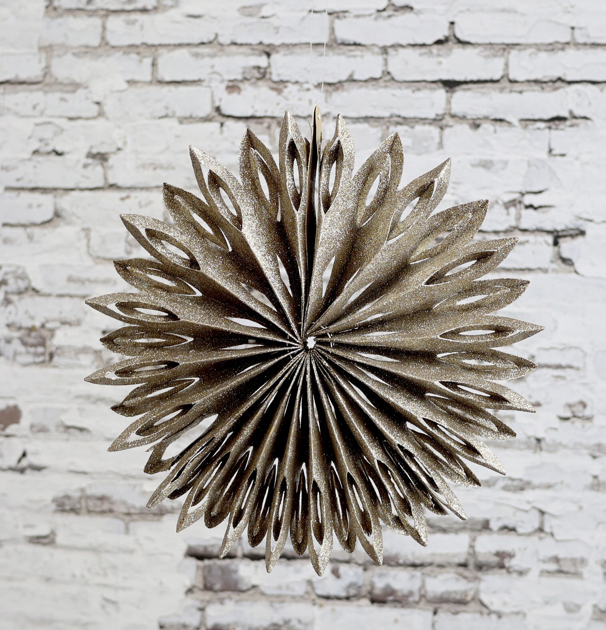 Stjärna Vintage Champagne Ø25cm från Chic Antique mot tegelvägg