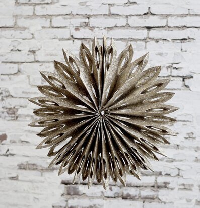 Stjärna Vintage Champagne Ø25cm från Chic Antique mot tegelvägg