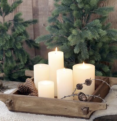 Träfat Grimaud från Chic Antique med ljus och dekorationer