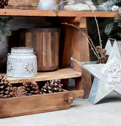 Träfat Grimaud från Chic Antique med två stora kottar