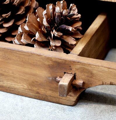 Träfat Grimaud från Chic Antique med kottar på betongyta