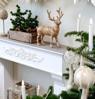 Fransk Öppen Spis Antikvit från Chic Antique med dekorationer