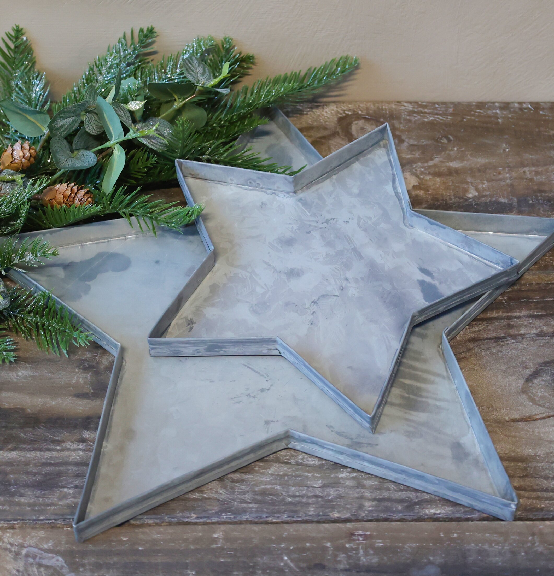 Dekorationsfat Antik Zink Set/2 från Chic Antique på träbord