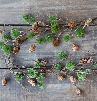 Fleur Girlang Cederträ från Chic Antique på rustikt träbord