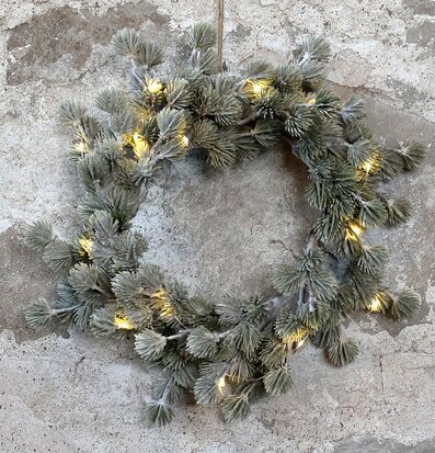 Fleur Krans Cederträ LED från Chic Antique på betongvägg