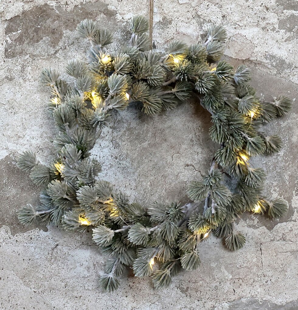 Fleur Krans Cederträ LED från Chic Antique på betongvägg