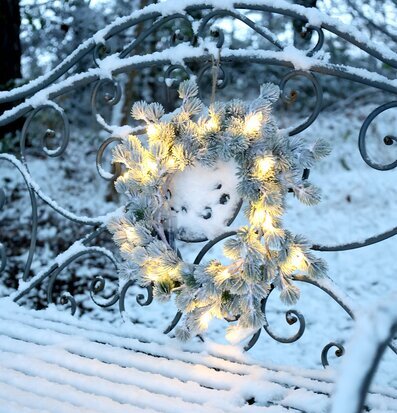 Fleur Krans Cederträ LED från Chic Antique i vinterlandskap