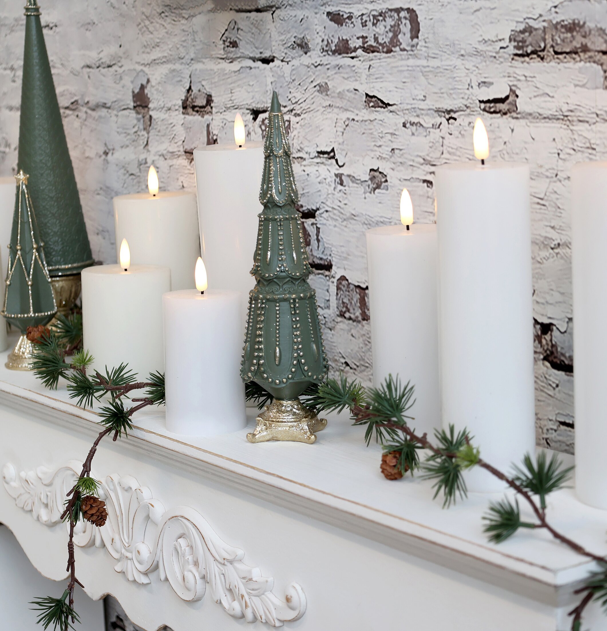 Fleur Girlang Cederträ från Chic Antique på vit kaminhylla