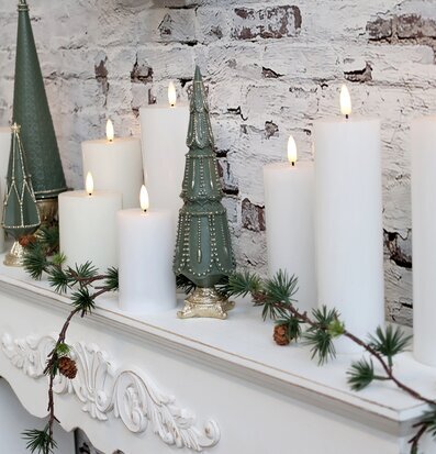 Fleur Girlang Cederträ från Chic Antique på vit kaminhylla