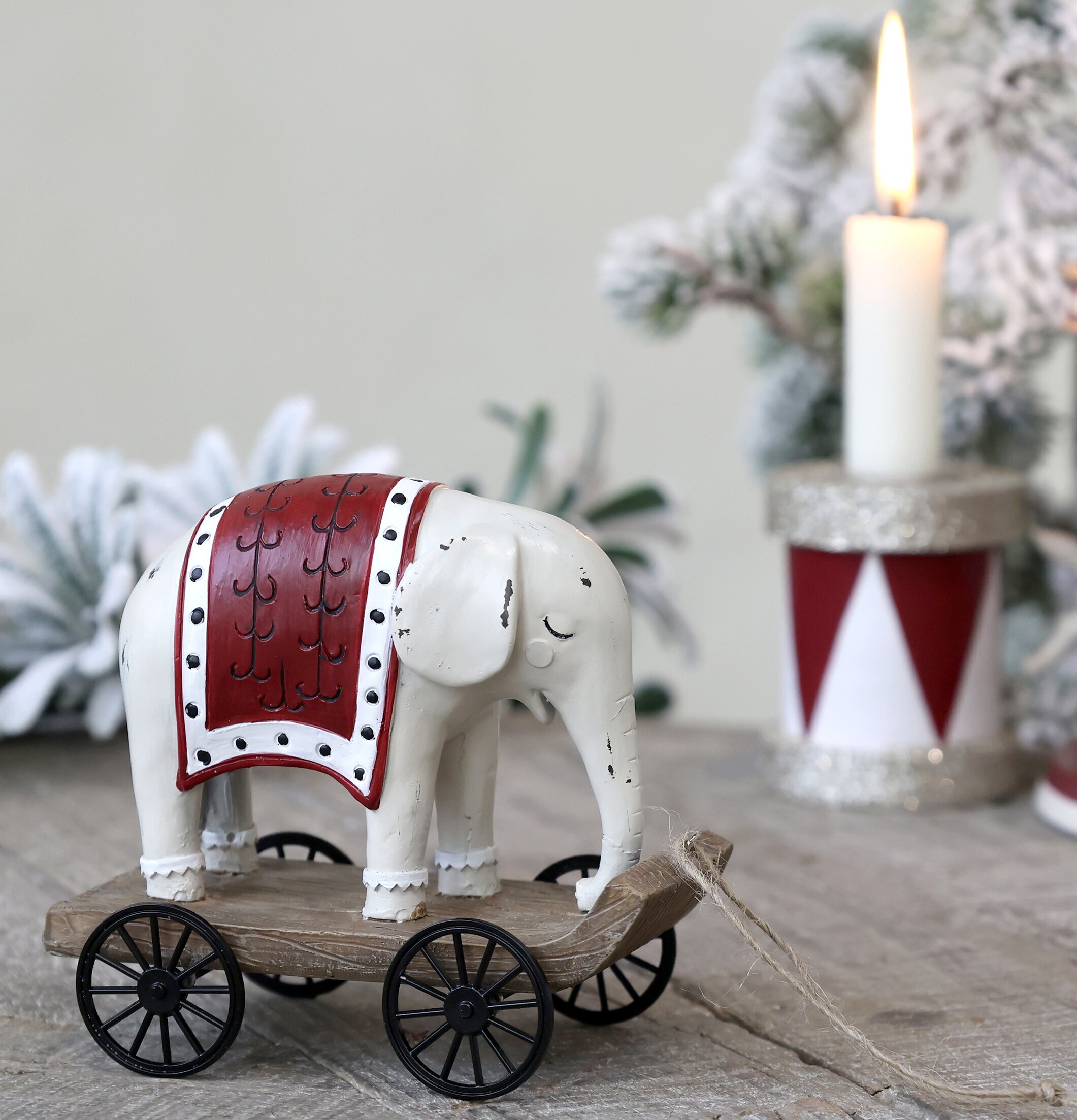 Vintage Elefant Antik Creme från Chic Antique med röd sadel