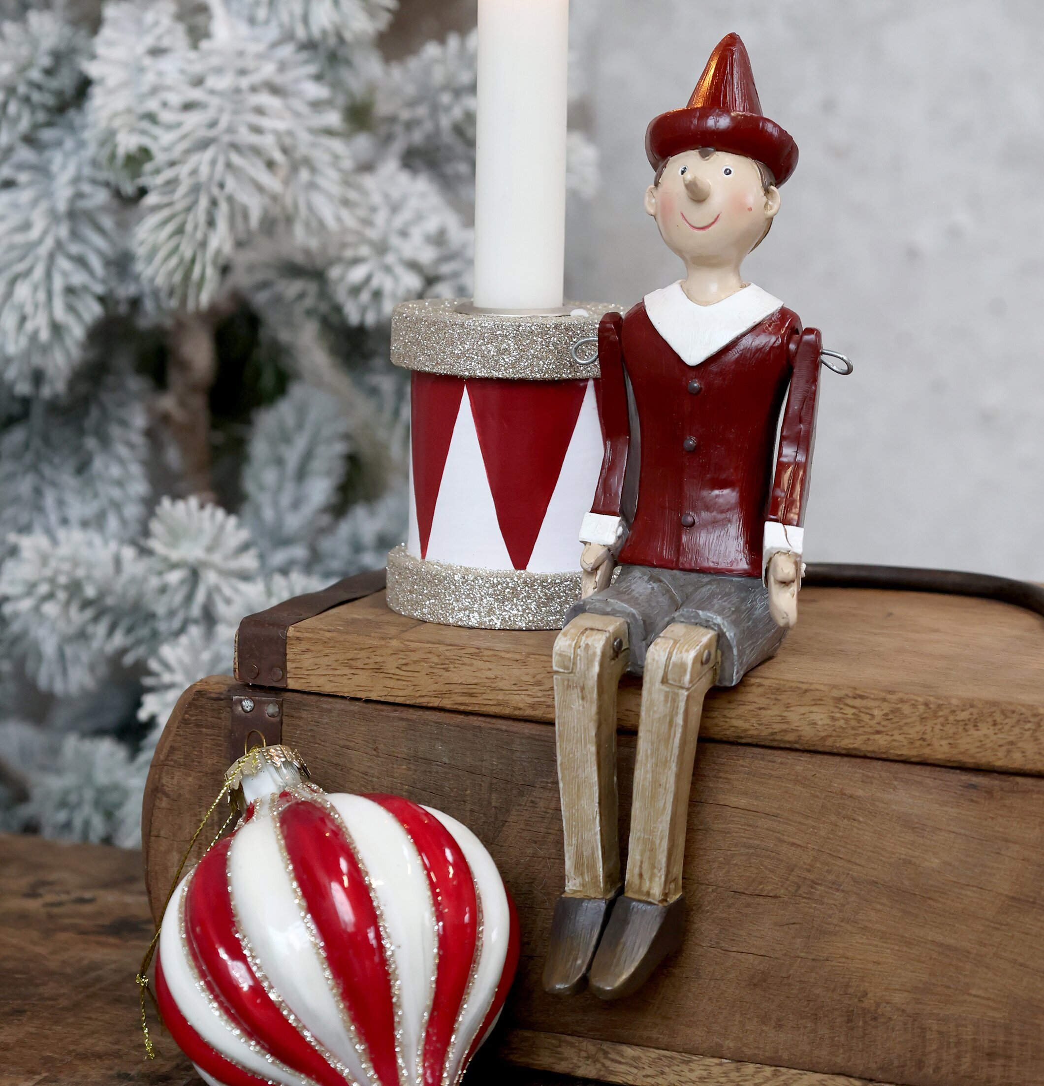 Pinocchio Deko Antik Cherry från Chic Antique i julmiljö