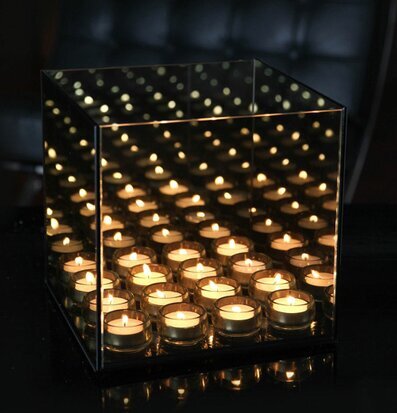 Endless 16 Light Cube Smokey från Endless Light på svart yta