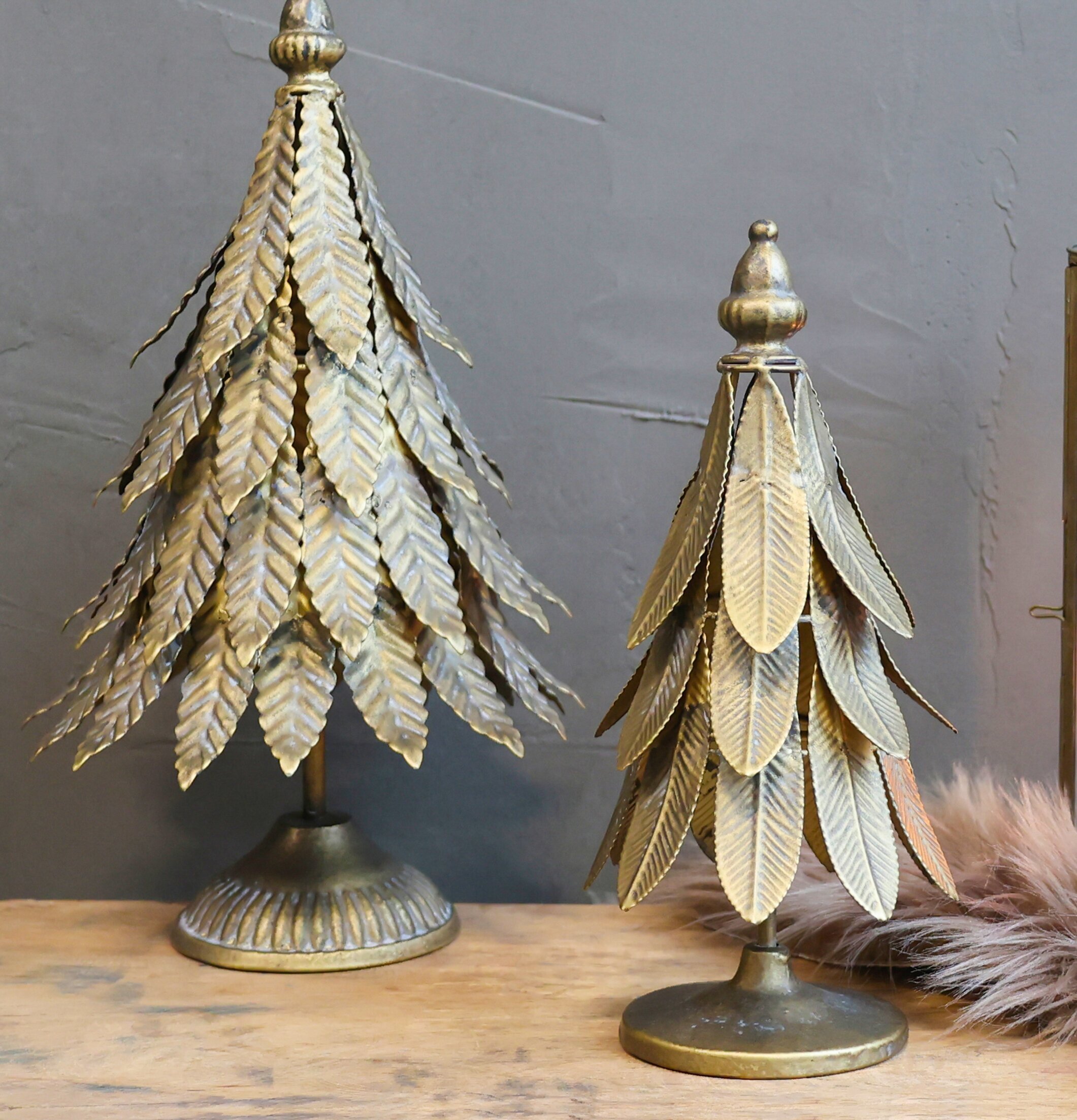 Julgran Antik Mässing Medium från Chic Antique på rustikt bord