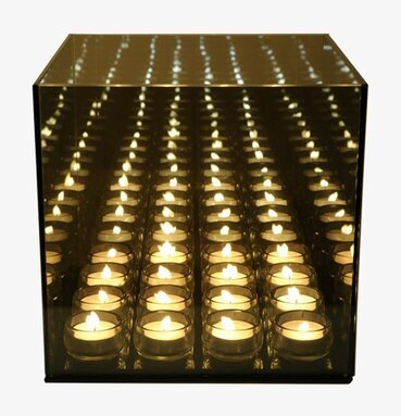 Endless 16 Light Cube Smokey från Endless Light på plan yta