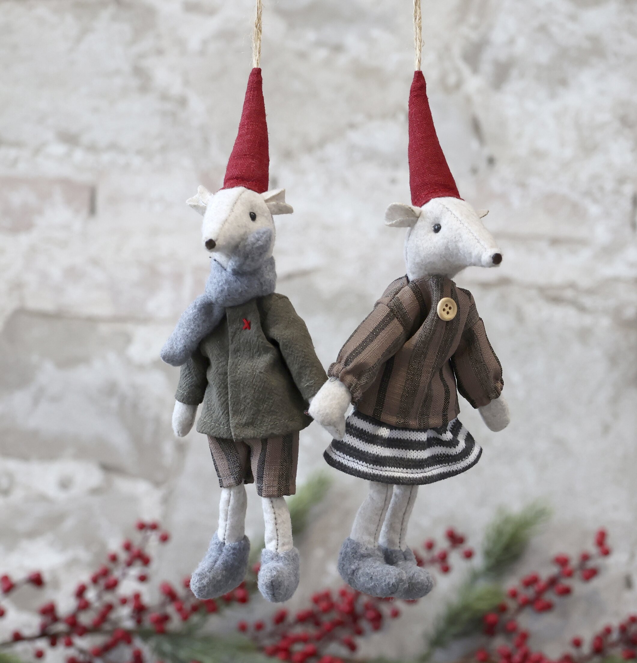 Asger & Agnes Magnet 24cm från Chic Antique mot stenvägg