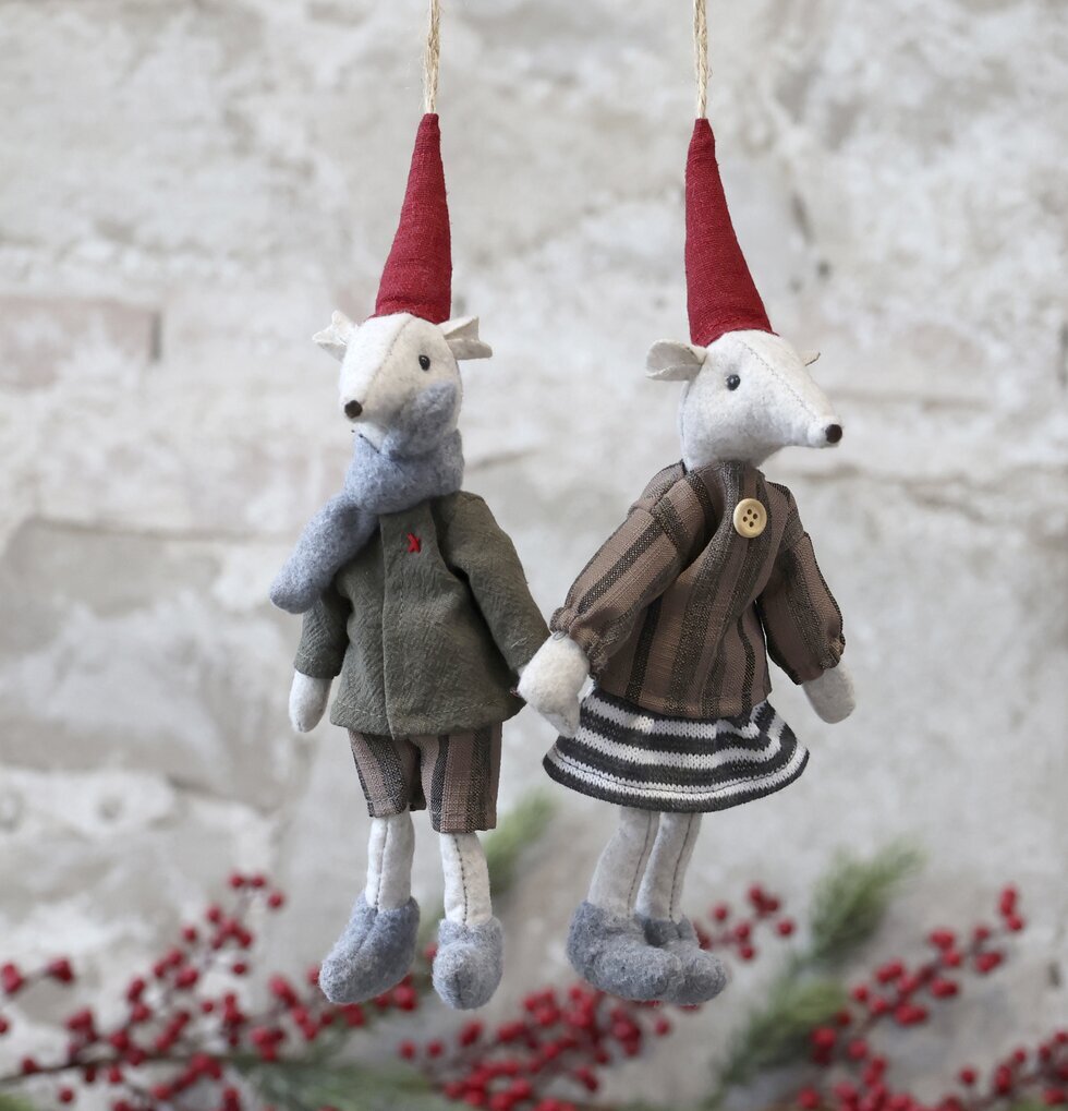 Asger & Agnes Magnet 24cm från Chic Antique mot stenvägg