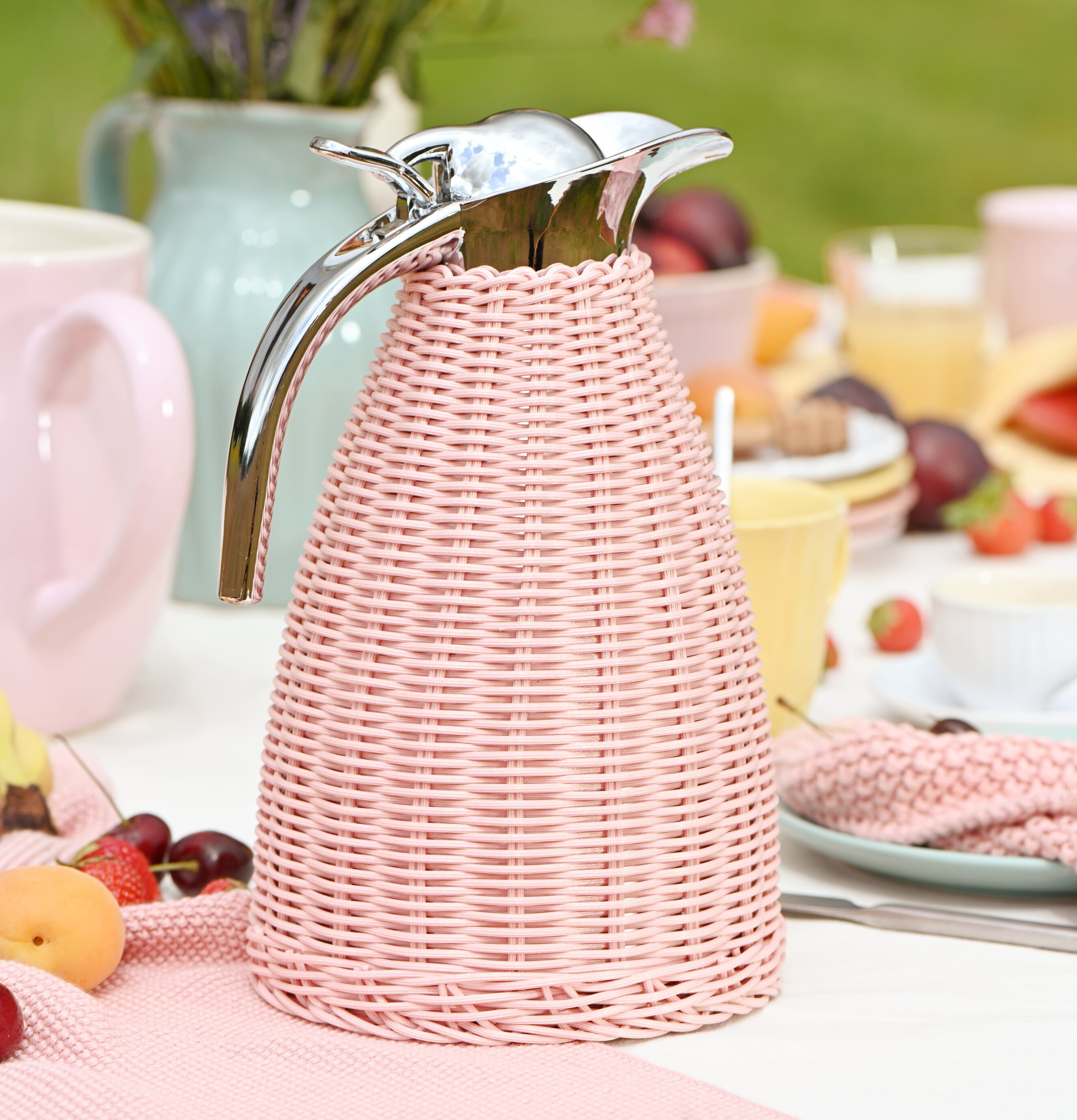 Termoskanna Rosa från IB Laursen på somrig dukning