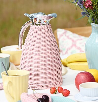 Termoskanna Rosa från IB Laursen i en somrig picknickmiljö