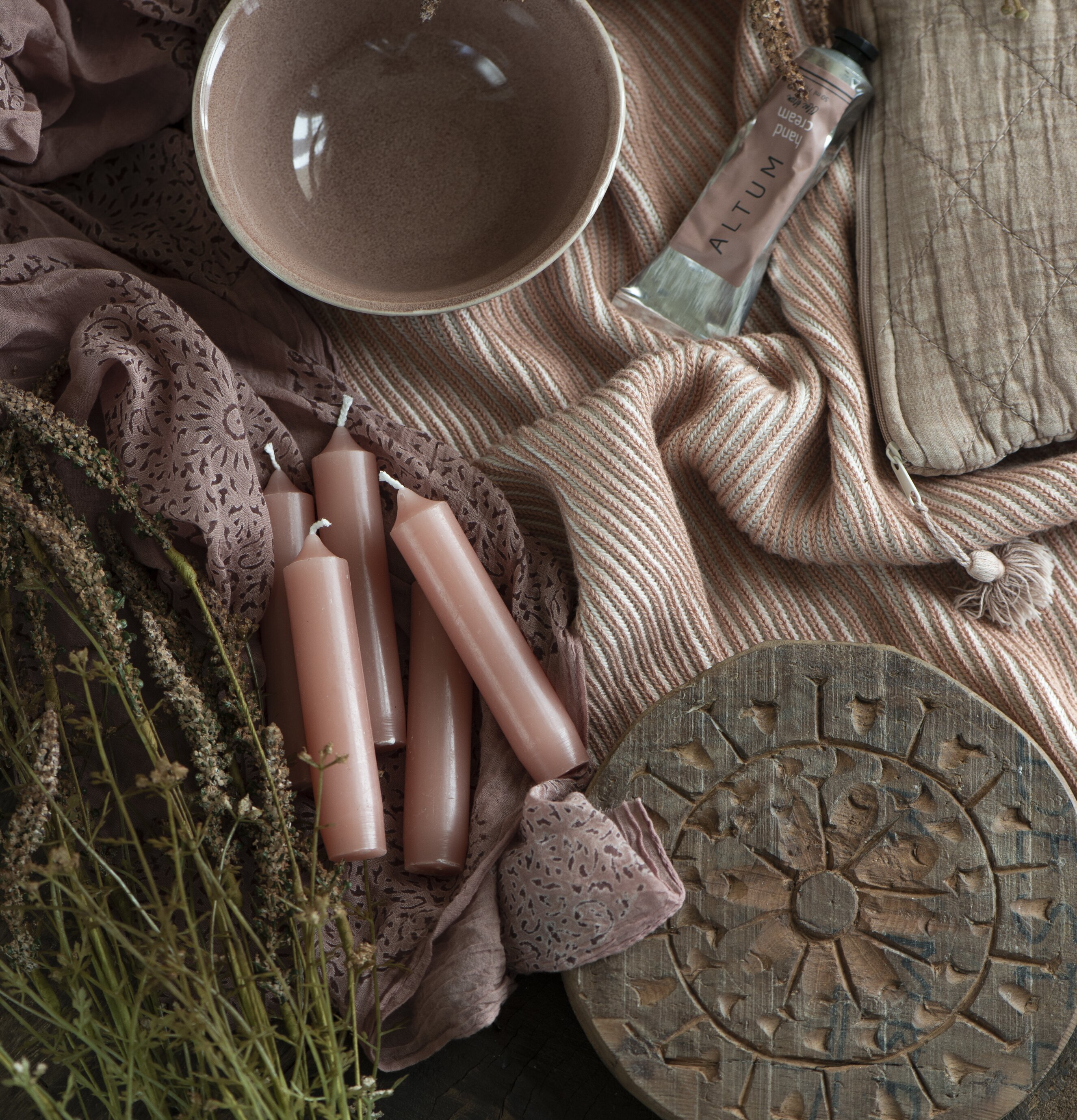 Stearinljus Faded Rose från Chic Antique på broderat tyg