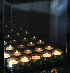 Endless 5 Light Smokey Grey från Endless Light på mörk yta