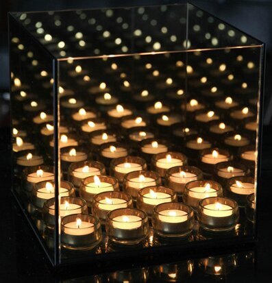 Endless 16 Light Cube Smokey från Endless Light på bord