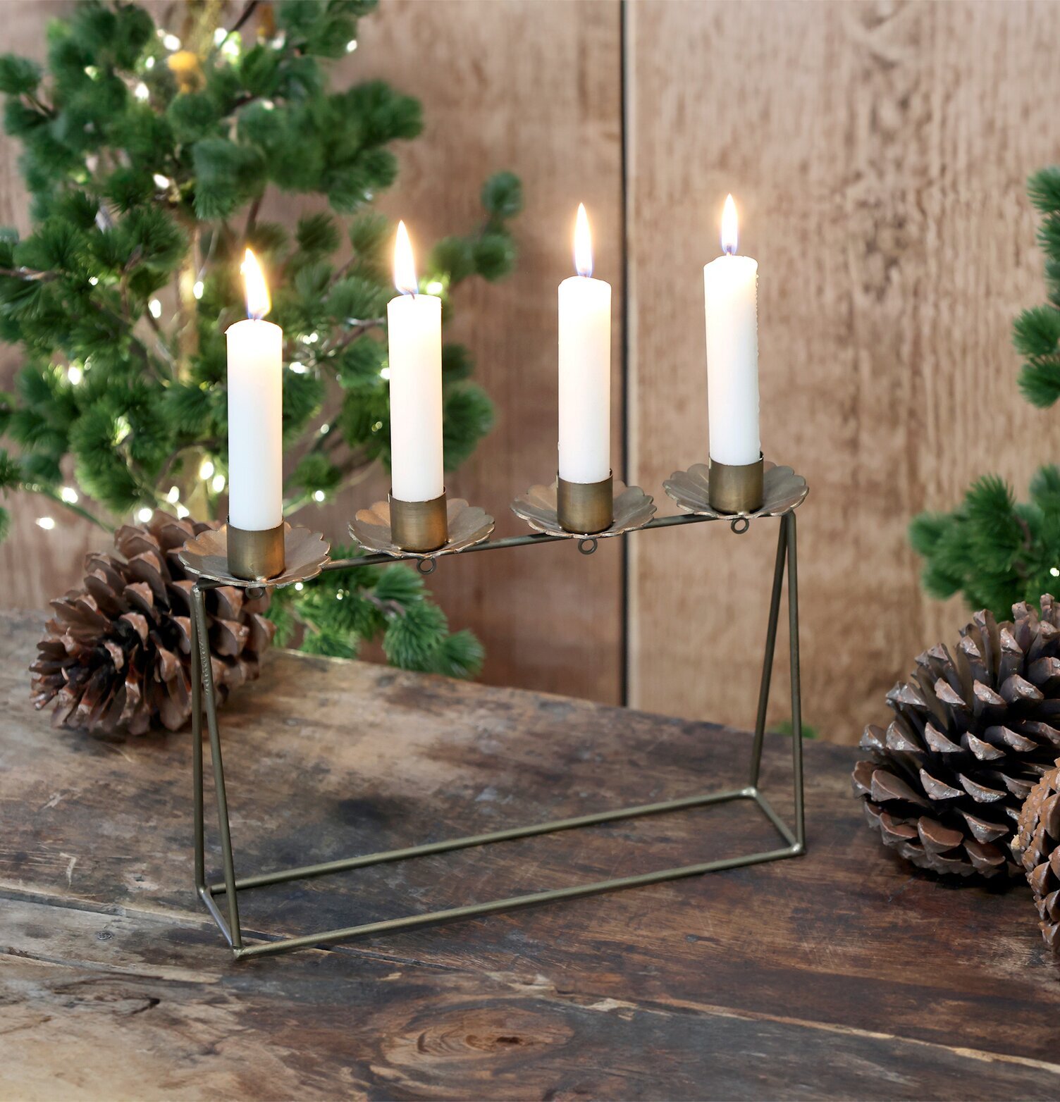 Ljusstake Antik Mässing från Chic Antique på rustikt bord