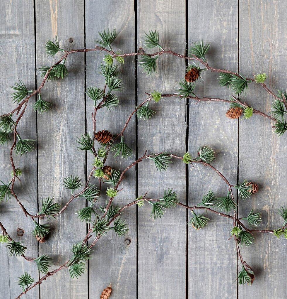 Fleur Girlang Cederträ från Chic Antique på grå träbakgrund