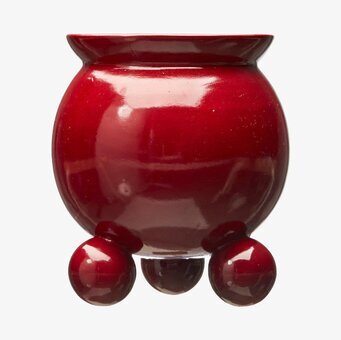 Anya Kruka M Röd från Wikholm Form, röd keramik med tre ben