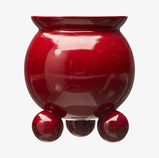 Anya Kruka M Röd från Wikholm Form, röd keramik med tre ben