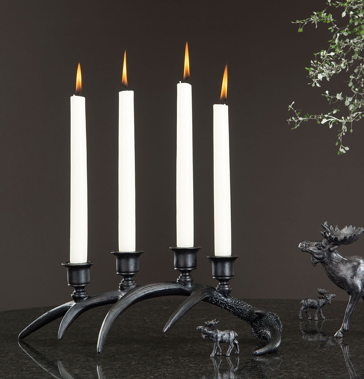 Ljusstake Renhorn Poly från A Lot Decoration på svart bord