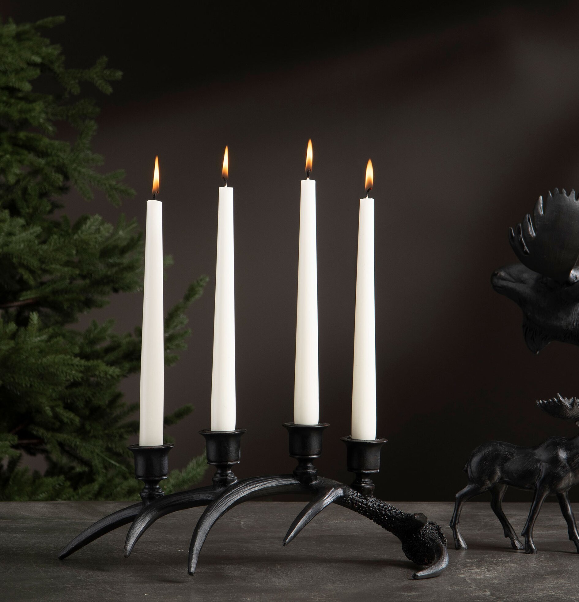 Ljusstake Renhorn Poly från A Lot Decoration på grå yta