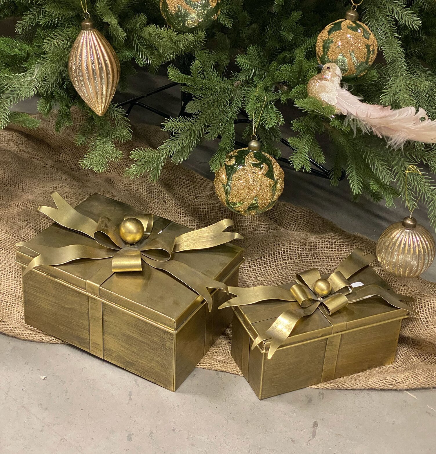 Box Paket Antik Mässing 23cm från A Lot Decoration under gran