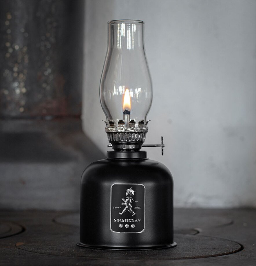 Fotogenlampa Svart från Solstickan i rustik miljö