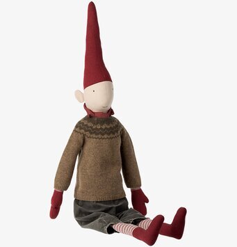 Mega Pixy Boy från Maileg med röd mössa och vinterkläder