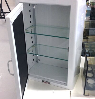 Medicin-/badrumsskåp Vit från Dulton i elegant vit färg