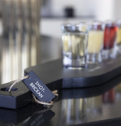 Träbricka Shots Inkl Glas från Different Design med sex glas