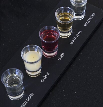 Träbricka Shots Inkl Glas från Different Design med fem glas