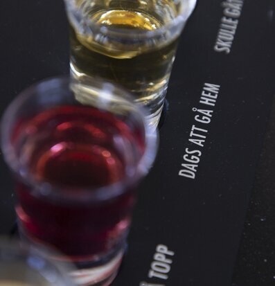 Träbricka Shots Inkl Glas från Different Design med shotglas