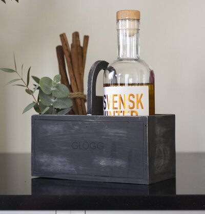 Trälåda Glögg Grå från Different Design med glöggflaska