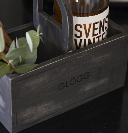 Trälåda Glögg Grå från Different Design i köksmiljö