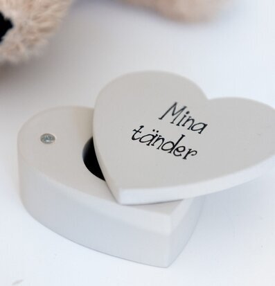 Trälåda Mjölktänder från Different Design i ljusgrå trä